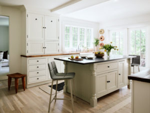 Read more about the article 10 Kitchen Island Features Pros Always Recommend