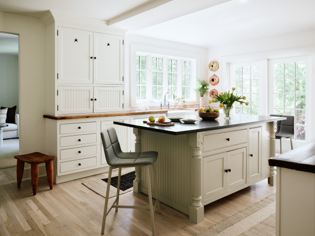 Read more about the article 10 Kitchen Island Features Pros Always Recommend